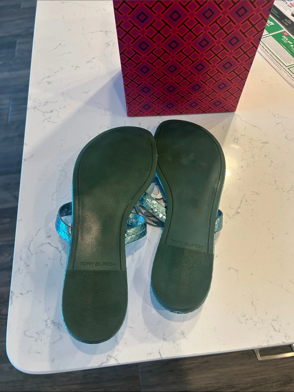 Tory Burch Metallic embossed snake Miller Logo Thong Sandals. in Laguna Green. - Picture 5 of 6